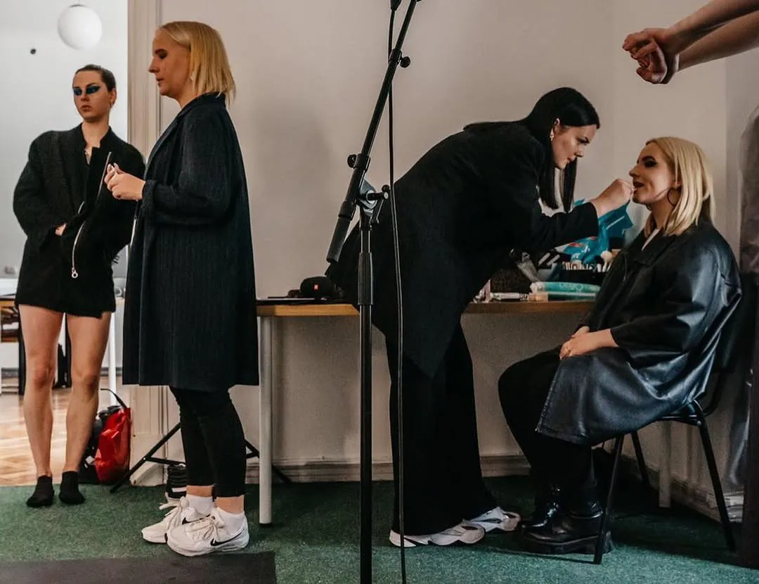 Grimētava fotosesijas dienā – meikaps top pie galda, apkārt komanda